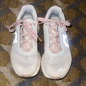 On Women's Cloudmonster Shoes  size 6